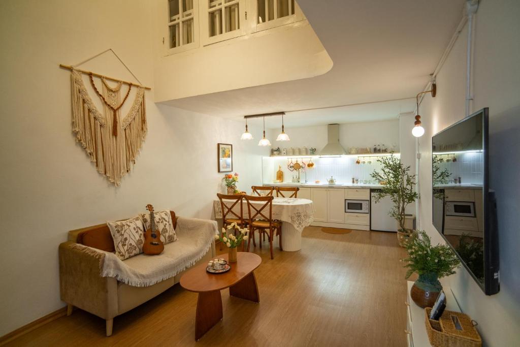 Spacious and Quiet Apartment 2 bedrooms just 1 minutes to Hanoi centre – Hanoi
